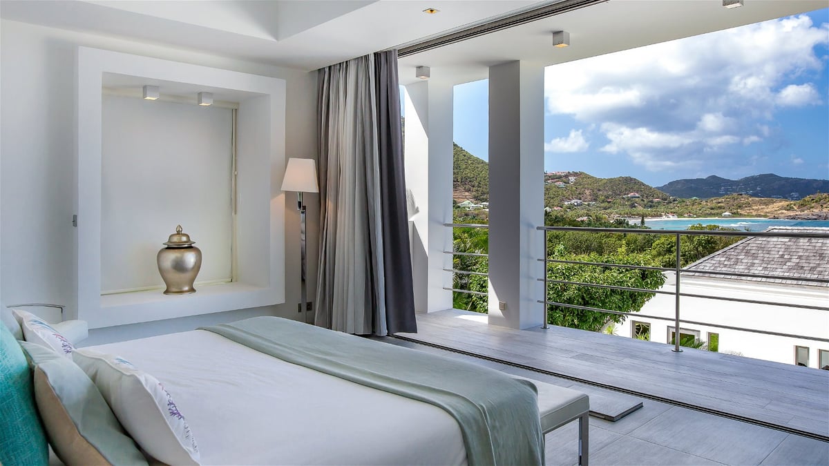 Bedroom 5: Located on the upper level, with ocean view. A king size bed, air conditio - Image 60