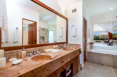 Luxury Villa Photo #32