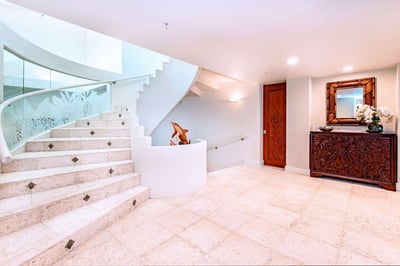 Luxury Villa Photo #23