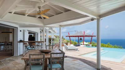 BLUE SWAN Kitchen & Dining Area: Fully equipped kitchen with bar (6 stools) connection to the terrac