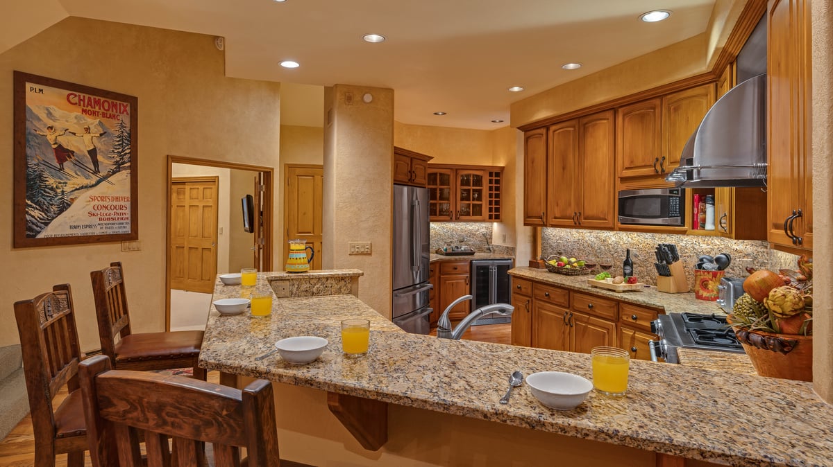 Kitchen with breakfast bar seating - Image 4