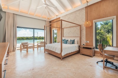 Luxury Villa Photo #32