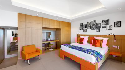 Bedroom 4: On the lower level. King size bed, air conditioning, ceiling fan, HD-TV, Dish N
