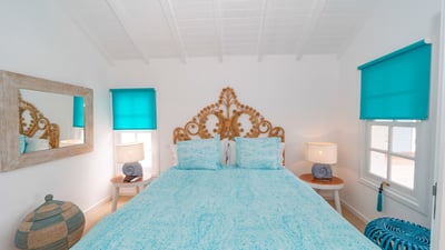 Bedroom 5: King size bed, air conditioning, HD-TV, safe. Ensuite bathroom with a shower and two sink
