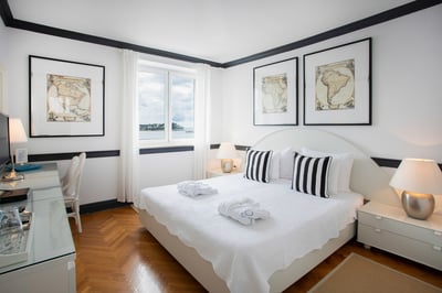 Luxury Villa Photo #18