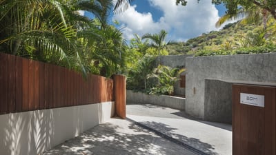 Outdoors: Multi level property. Coded entrance gate. Covered parking. Direct access to the beach.&nb