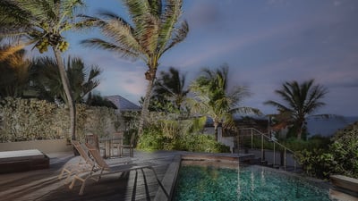 By Night: Modern and chic outdoor lighting, charming atmosphere.