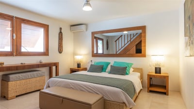 Bedroom 2: Air conditioning, king size bed, HD-TV, Apple TV. En-suite bathroom with shower. 