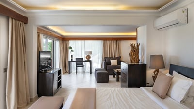 Bedroom 3: King size bed, air conditioning, ceiling fan, HD-TV, Apple TV, desk, safe, mini fridge.&n