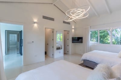 Luxury Villa Photo #38