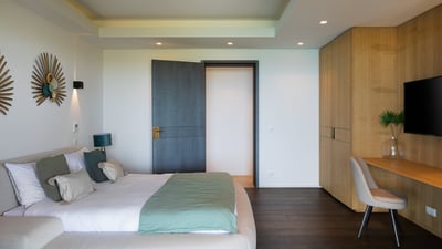 Bedroom 6: On the lower level. King size bed, air conditioning, ceiling fan, HD-TV, Dish N