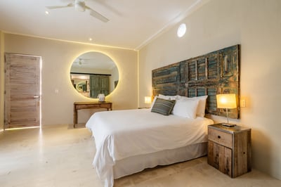 Luxury Villa Photo #23