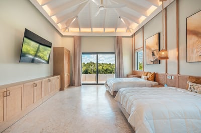 Luxury Villa Photo #36
