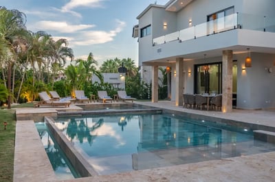 Luxury Villa Photo #4