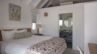 Bedroom 1: King size bed, air conditioning, HD-TV, Apple TV, Dish Network, safe. Ensuite bathroom wi