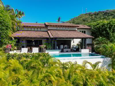 Luxury Villa Photo #3