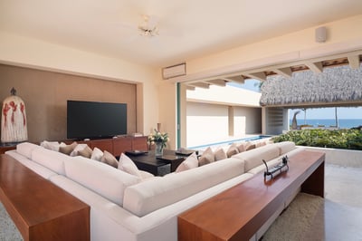 Luxury Villa Photo #9