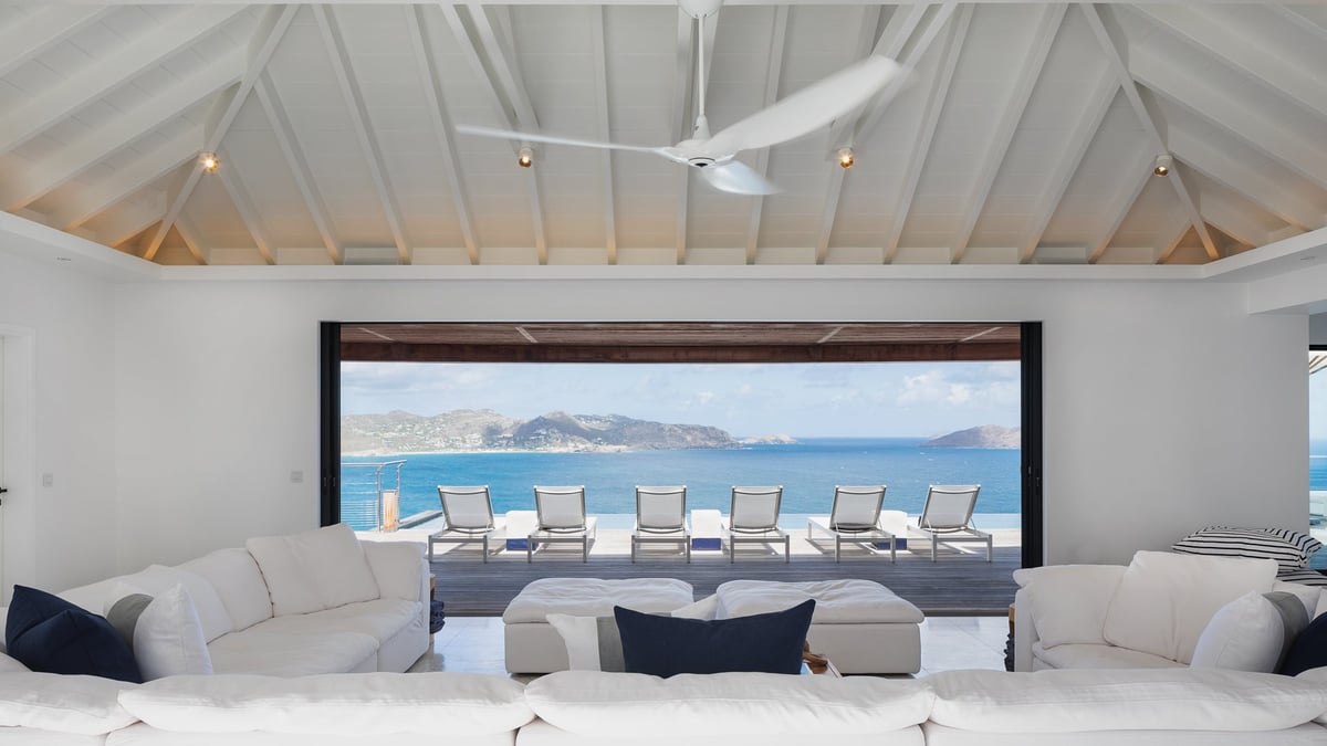 Living Area: Expansive lounge area opening onto the terrace, facing the panoramic views. Air conditi - Image 25