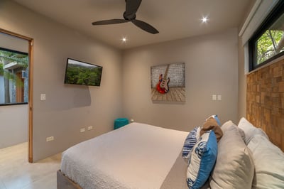 Suite 2 (Queen Bed)