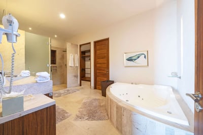 Luxury Villa Photo #37