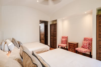 Luxury Villa Photo #36