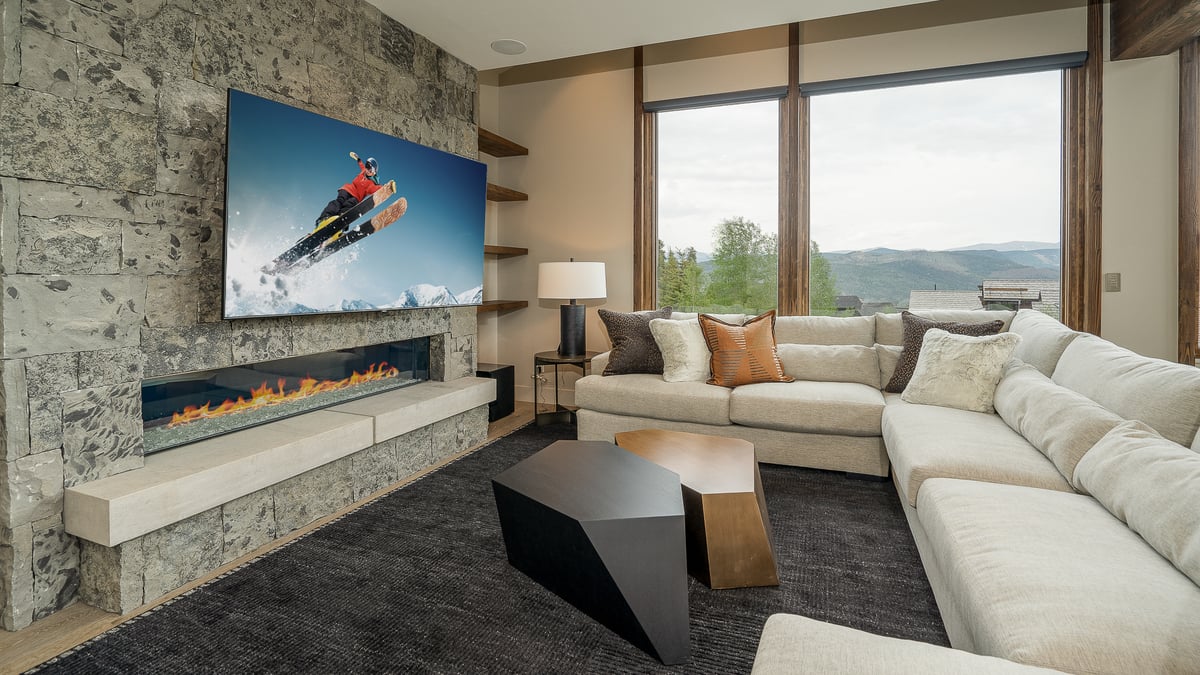 Large sectional in family room with large TV, fireplace - Image 25