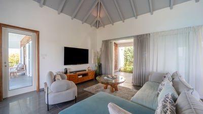 Living Area: Ceiling fan, HD-TV, Apple TV, Canal satellite, Blu-Ray DVD player, iPod Bose Dock.