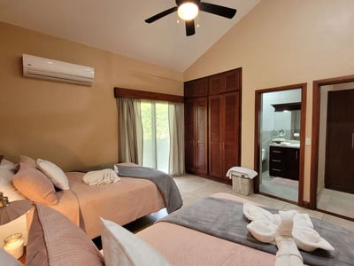Luxury Villa Photo #23