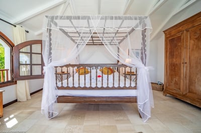 Bedroom 2: A king size bed, air conditioning, private air-conditioned bathroom with shower, bathtub,