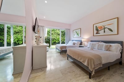 Luxury Villa Photo #26