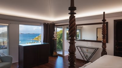 Bedroom 1: On the upper level. King size 4 poster colonial bed, air conditioning, HD-TV with Ca