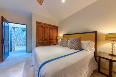 Luxury Villa Photo #25