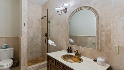 Lower bunkroom bath