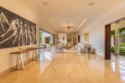 Luxury Villa Photo #12