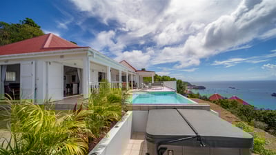 Jacuzzi: Nice heated jaccuzi facing the panoramic view. 