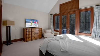 Junior primary suite on upper level
