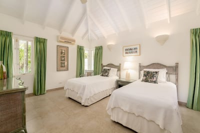 Luxury Villa Photo #23
