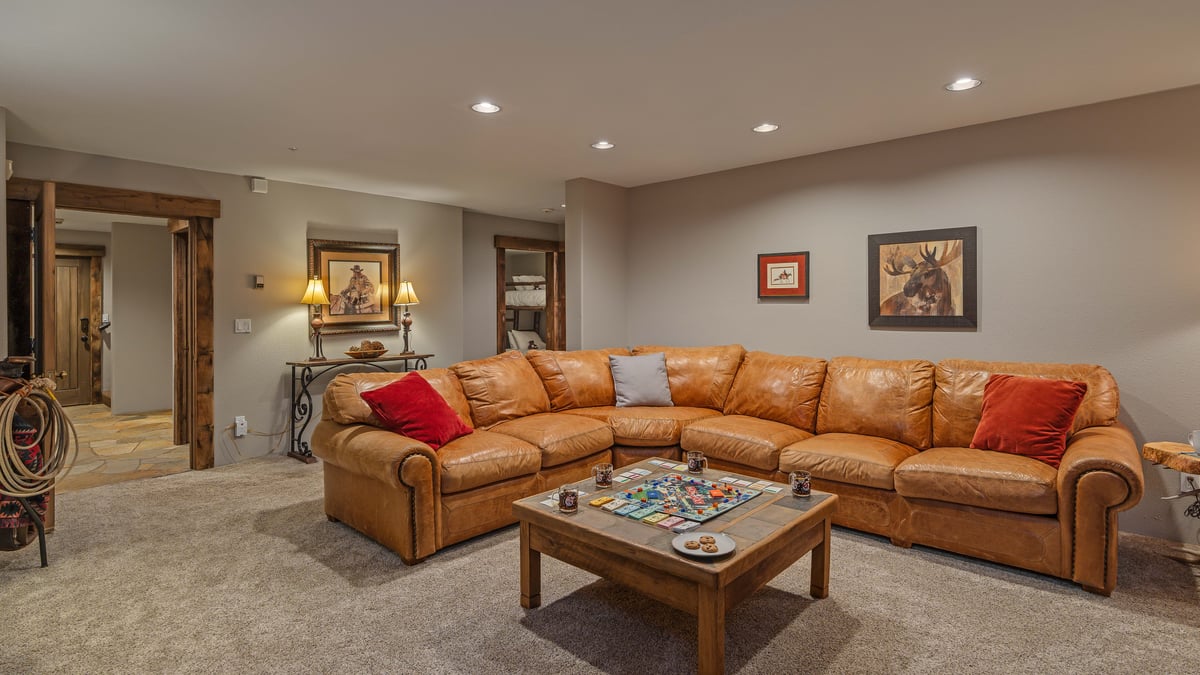 Alpenglow Peaks Lodge