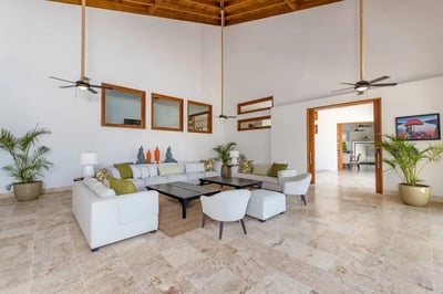 Luxury Villa Photo #26