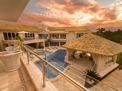 Luxury Villa Photo #3