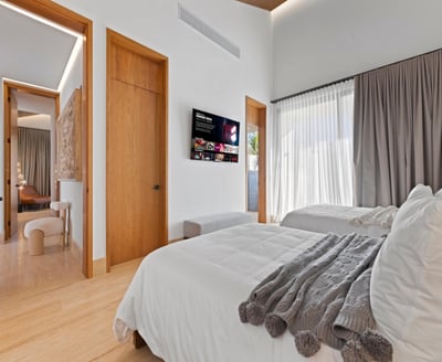Luxury Villa Photo #18