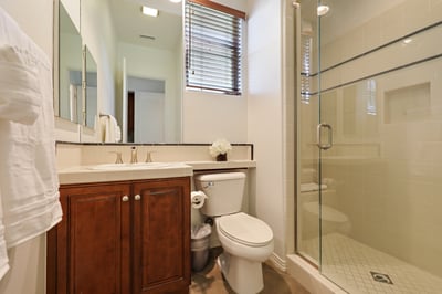 Guest bedroom 3 en suite bathroom