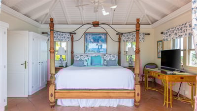 Bedroom 1: On a middle level. King size bed, air conditioning, HD-TV, Apple TV, dressing room, 