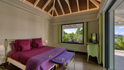 Bedroom 3: On the main level. King size bed, air conditioning, HD-TV. Ensuite bathroom with a shower