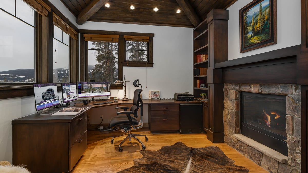 Upper level office with fireplace - Image 14