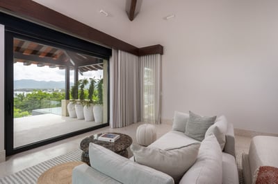 Luxury Villa Photo #30