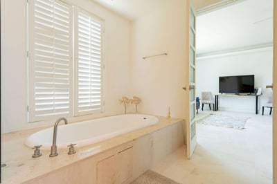 Luxury Villa Photo #23