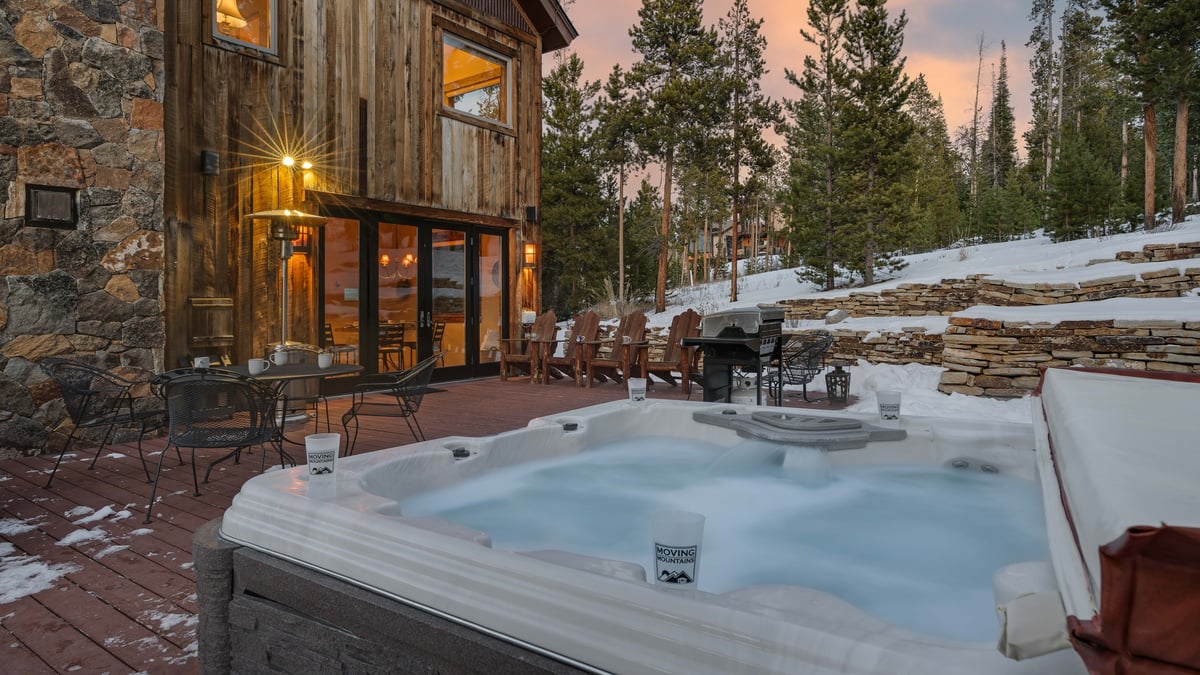 Alpenglow Peaks Lodge