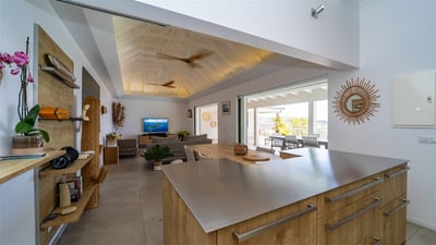 Dining Area & Kitchen