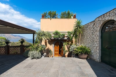 Luxury Villa Photo #3